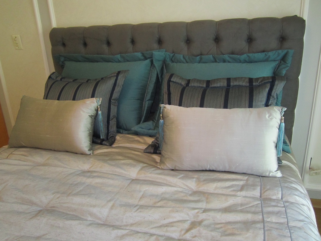 Jogo de almofadas ideal para cama de casal