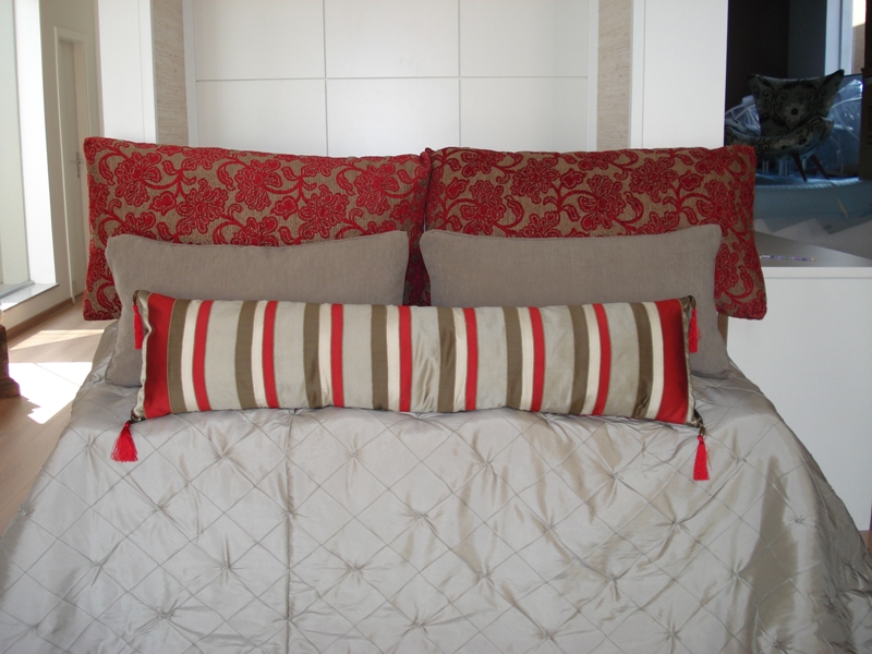 Jogo de almofadas ideal para cama de casal