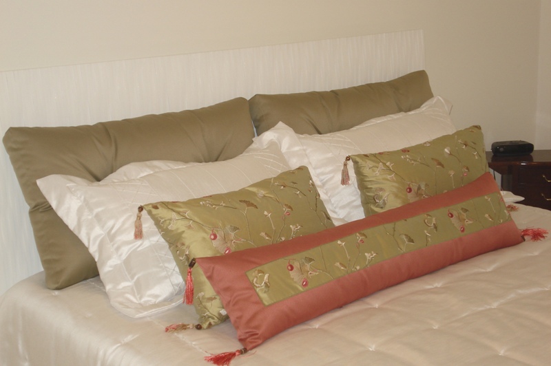 Jogo de almofadas ideal para cama de casal