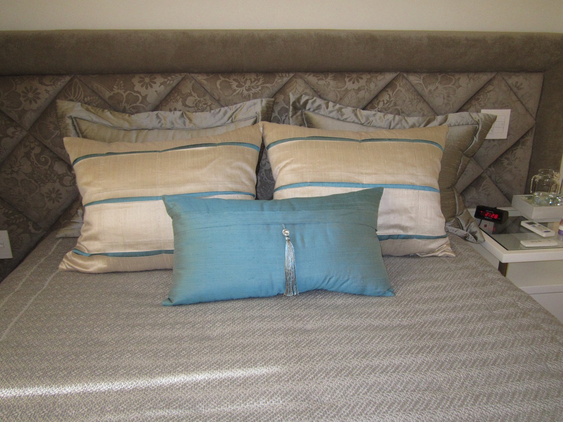Jogo de almofadas ideal para cama de casal