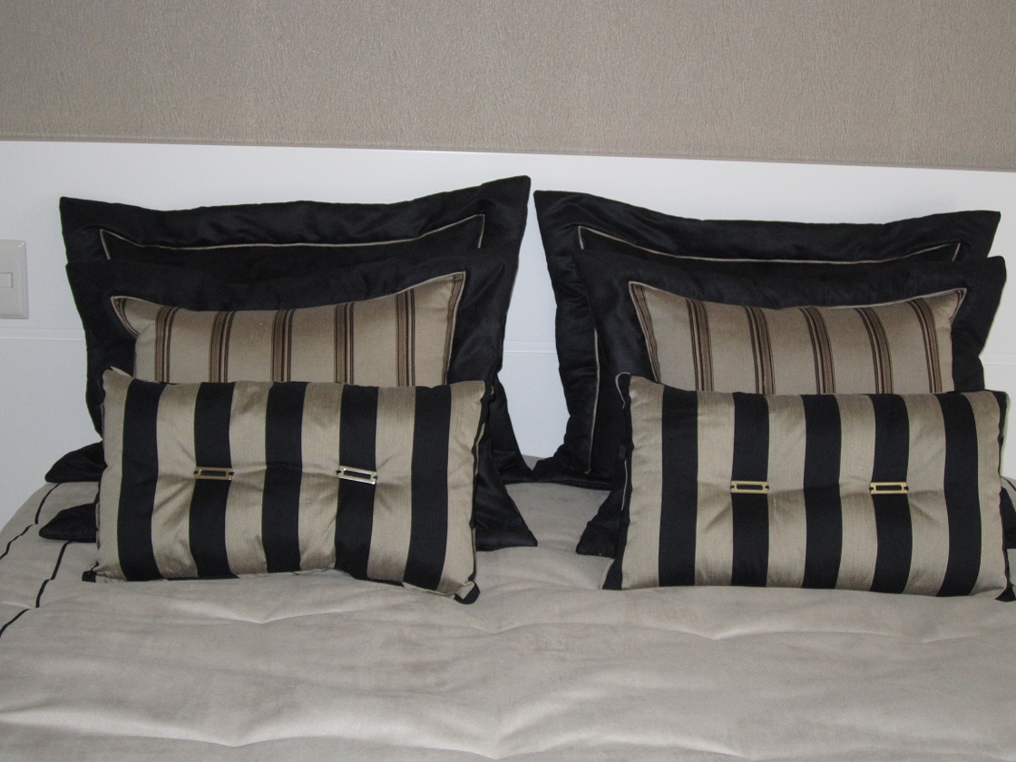 Jogo de almofadas ideal para cama de casal