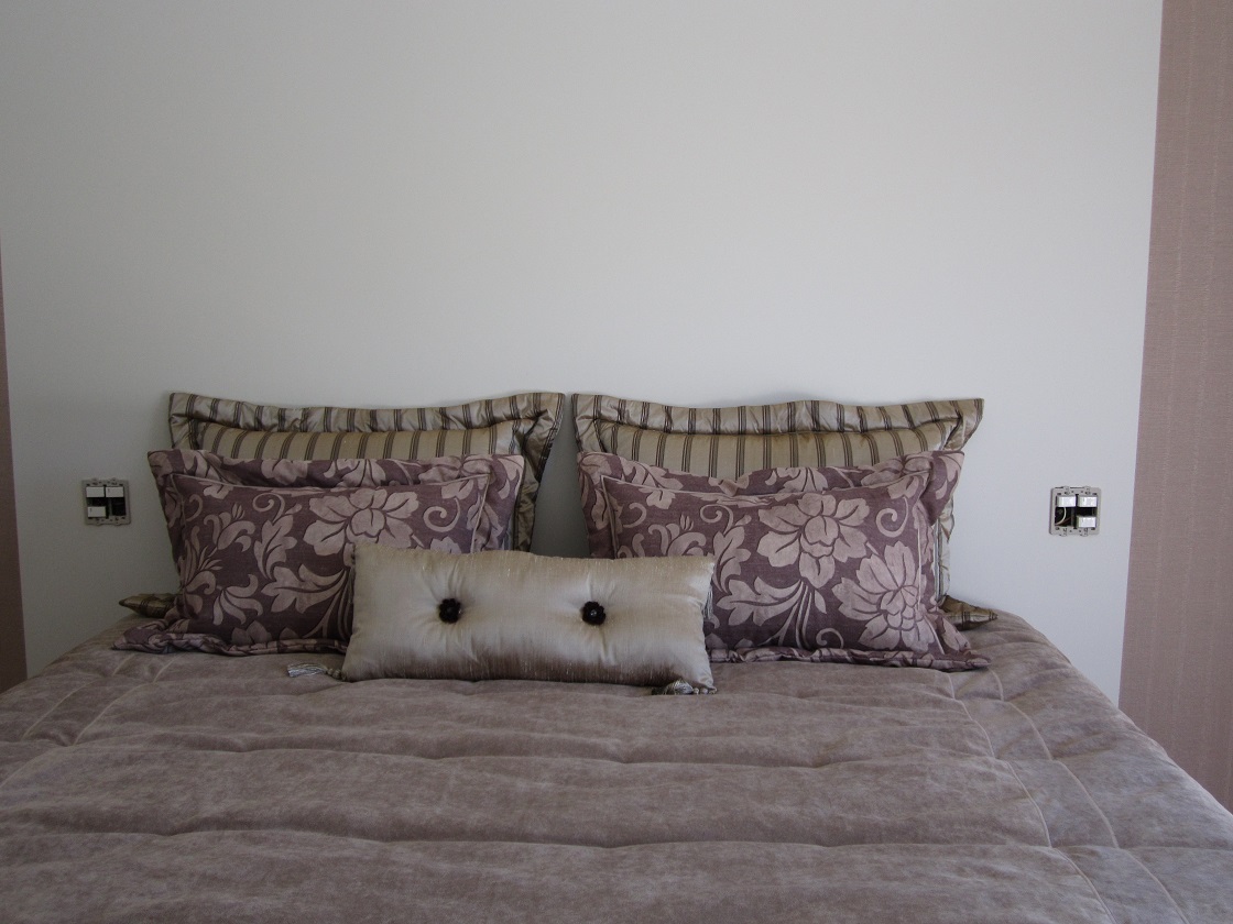 Jogo de almofadas ideal para cama de casal